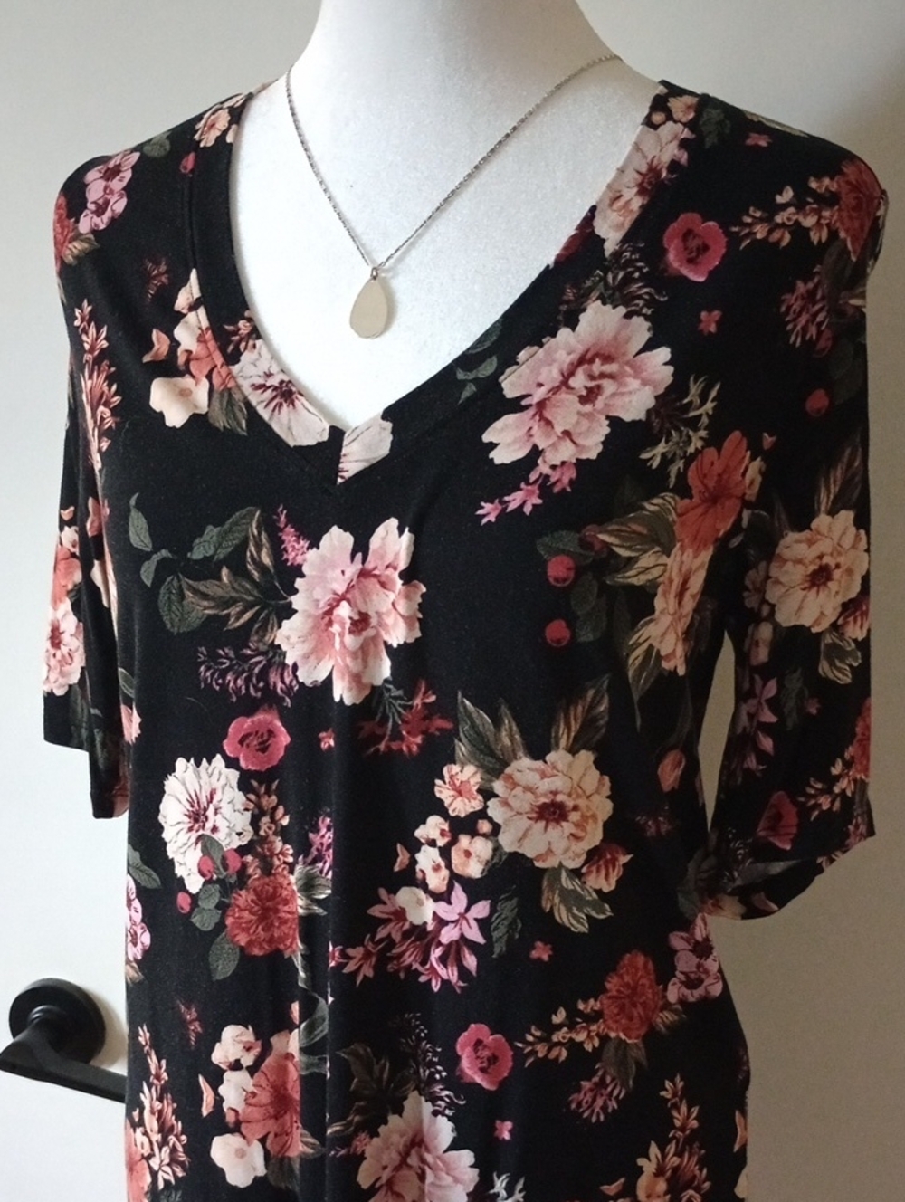 Torrid Floral V-Neck Top Size 0X